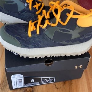 Under Armour shoes - boys - brand new!!